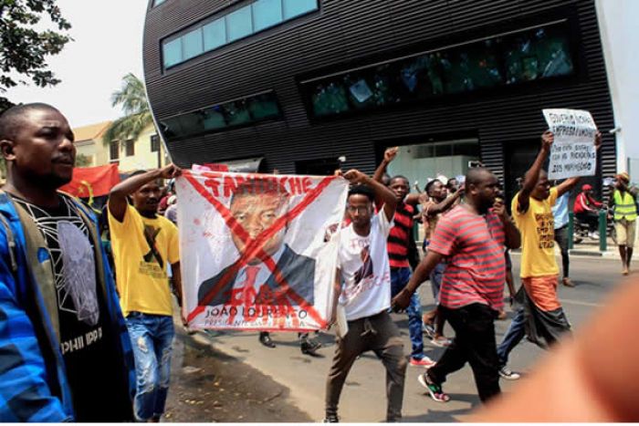 Centenas protestam em Luanda contra desemprego e &quot;marimbondo&quot; João Lourenço
