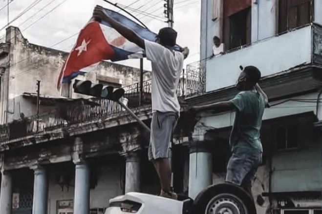 Ao &quot;desespero&quot; da população regime cubano está a responder com repressão - analistas