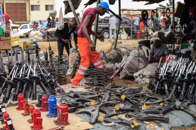 Vender peças de carros e motos na rua em Angola passou a ser proibido