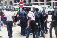 Polícia volta a travar marcha contra abusos e detém ativistas em Luanda