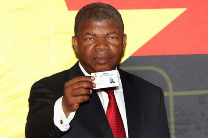 Presidente do MPLA recebe novo cartão de militante