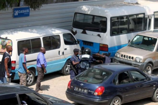 Taxistas angolanos queixam-se de “excessos e extorsão” da polícia durante emergência