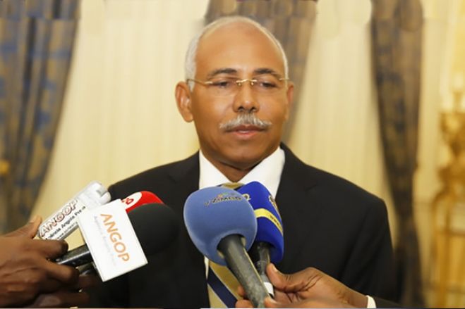 Embaixador de Angola estima em &quot;algumas centenas&quot; angolanos retidos em Portugal