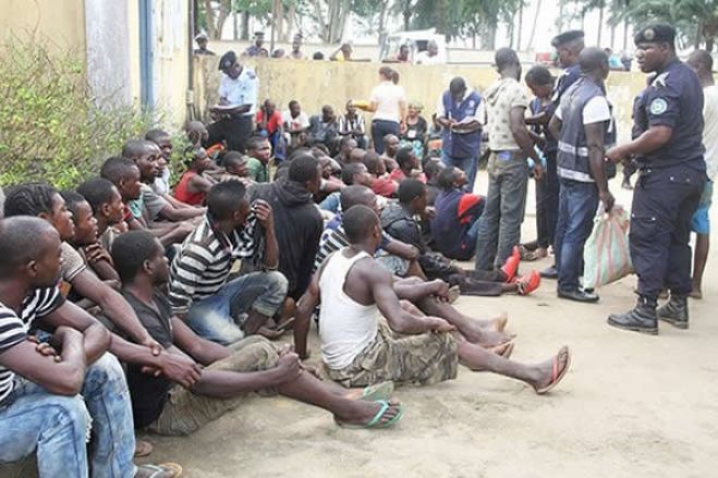 Quase uma centena de manifestantes detidos vão a julgamento sumário em Angola