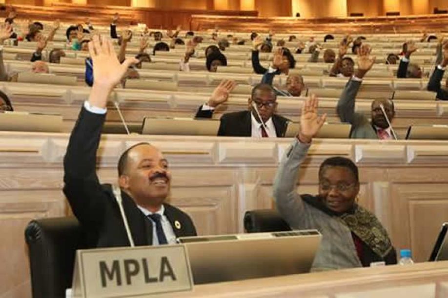 Parlamento angolano aprova Orçamento de Estado, oposição critica &quot;vícios do passado&quot;