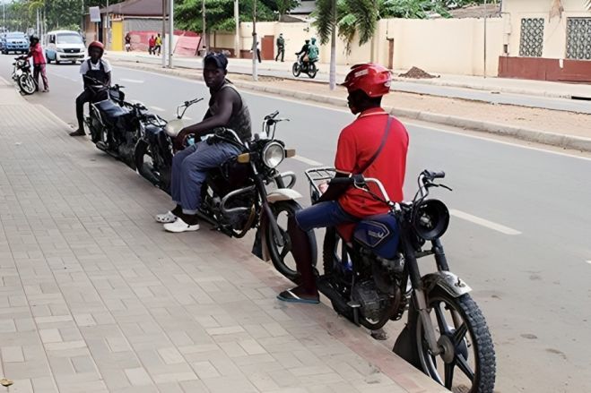 Mototaxistas pernoitam junto a bombas por falta de combustível no sul de Angola