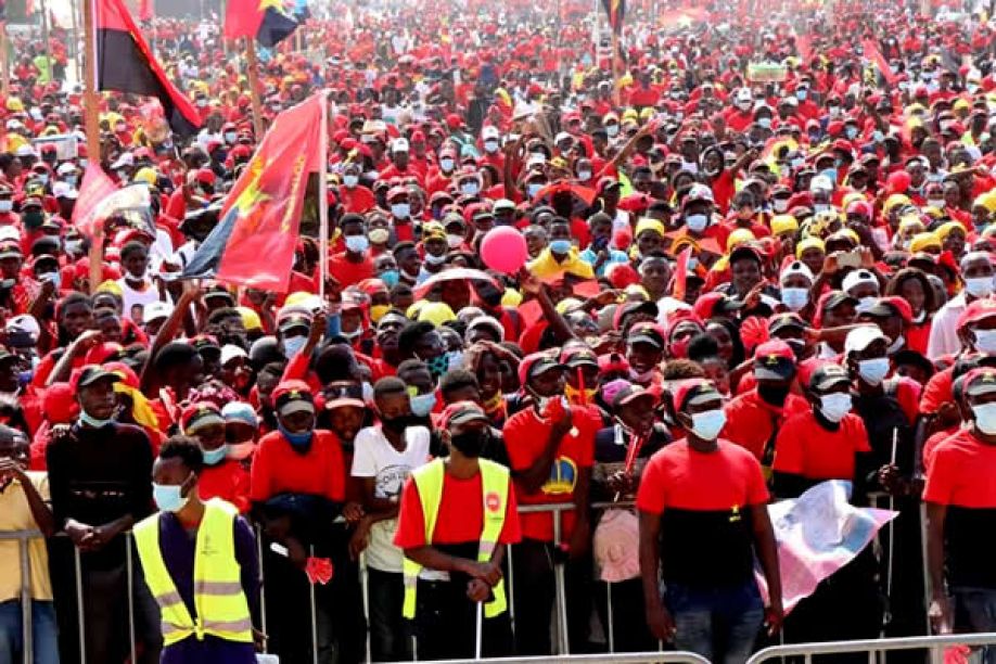 Eleições 2022: Debaixo dos chapéus de sol do MPLA, há quem vote UNITA