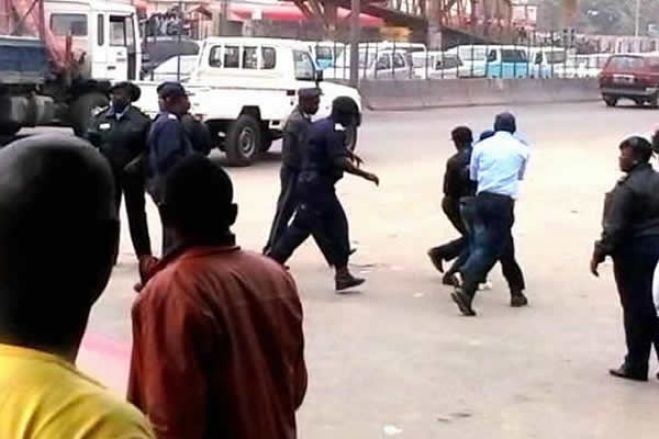 Luanda: Aparato policial e detenção de jovens altera ritmo da manifestação pacífica