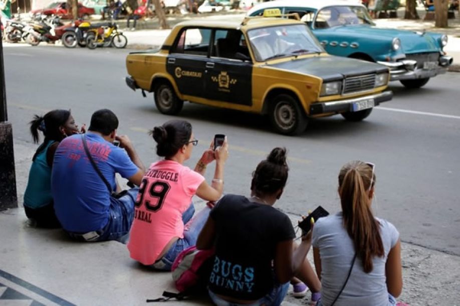 Cuba vai disponibilizar acesso total à Internet aos seus cidadãos nos  telemóveis - Angola24Horas - Portal de Noticias Online