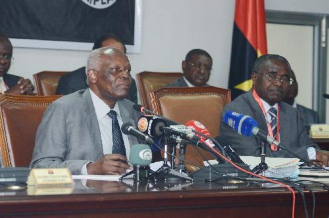 José Eduardo dos Santos pede "paz e estabilidade" a um ano das eleições