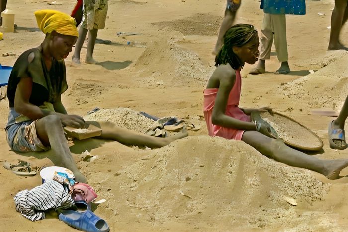 Famílias angolanas consomem arroz expirado retirado de lixeira controlada pelo Estado