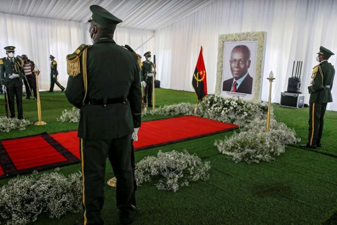 Imprensa pública angolana responsabiliza 2 filhos de Eduardo dos Santos por impasse na trasladação