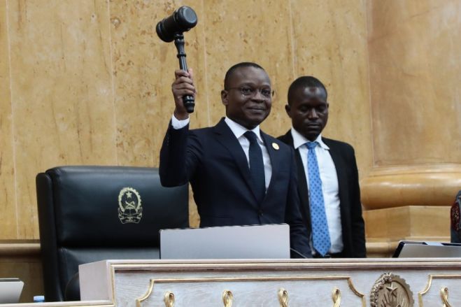 Adão de Almeida eleito presidente da Assembleia Nacional