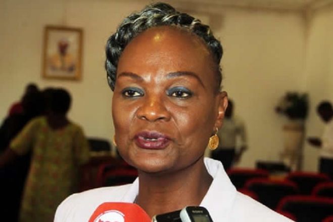 Bastonária da Ordem dos Médicos de Angola denuncia existência de falsos médicos no país