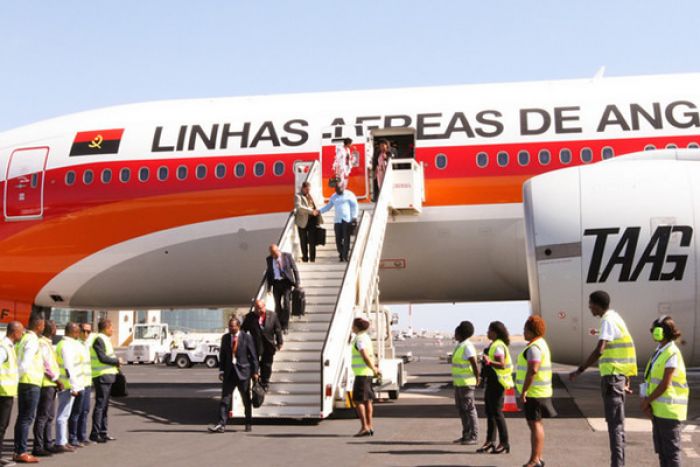 Cerca de 250 estudantes angolanos na Rússia desembarcam em Luanda