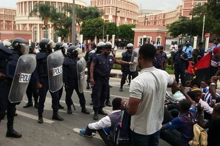 Polícia de Luanda trava protesto contra tomada de posse de presidente da CNE