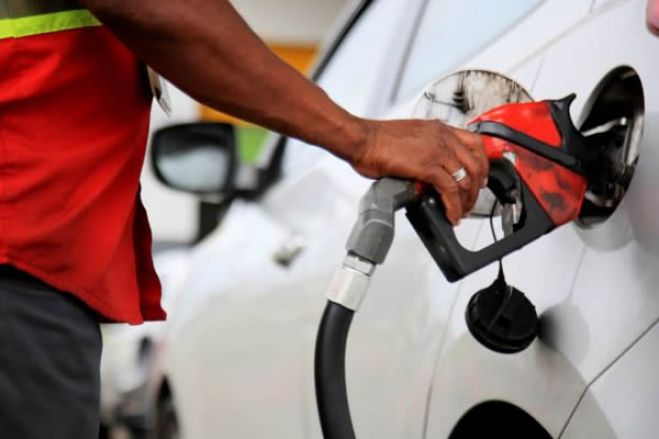 Governo admite redução do imposto para compensar fim de subsídio aos combustíveis