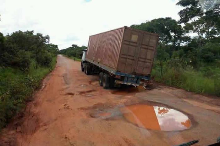 Governo angolano vai recuperar 370 quilómetros de estradas degradadas