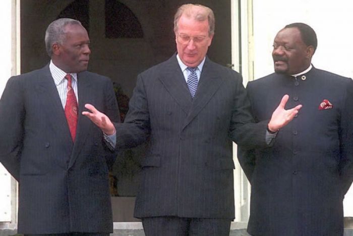 Como Eduardo dos Santos tentou extinguir a UNITA e exilar Savimbi