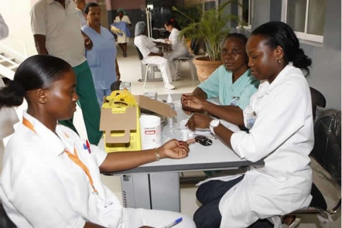 Angola com &quot;muitos poucos&quot; testes de despistagem da covid-19 - médico
