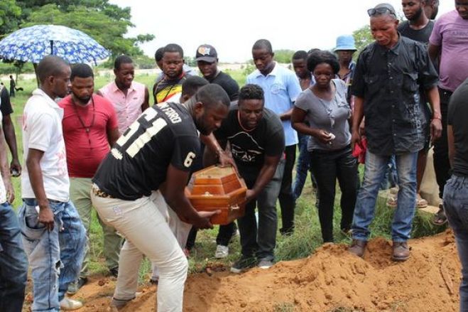 Um pai enterra o seu filho no cemitério de Luanda