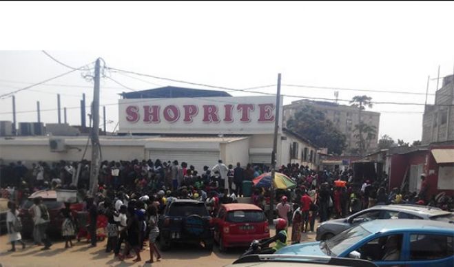 Luta por alimentos mais baratos no Shoprite obrigam Polícia Nacional a intervir