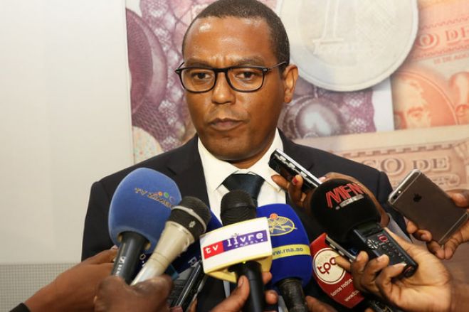 Governador do banco central diz que queda na produção petrolífera causou desvalorização do kwanza