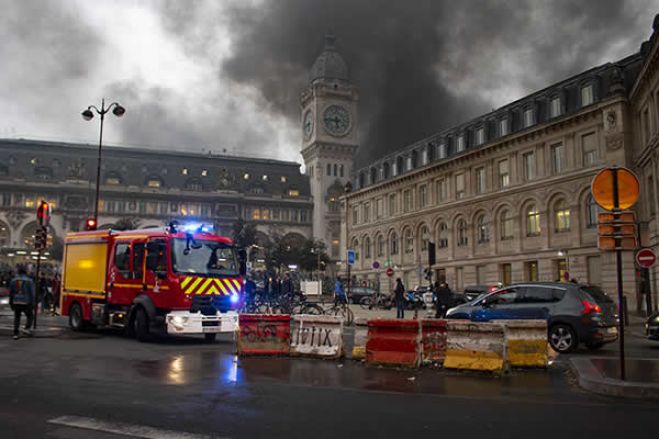 Protesto contra show de cantor congolês em Paris termina com incêndio próximo à Gare de Lyon