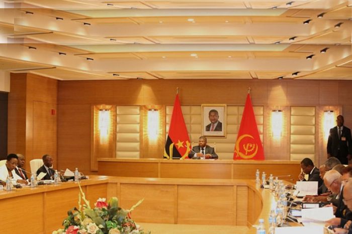 As loucuras e as paranoias do governo angolano