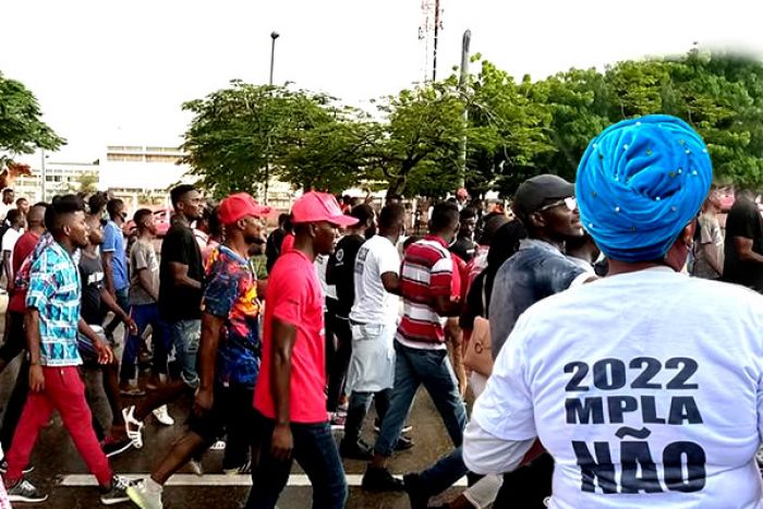 Milhares marcham em Luanda gritando “fora, MPLA” e defendendo líder deposto da UNITA