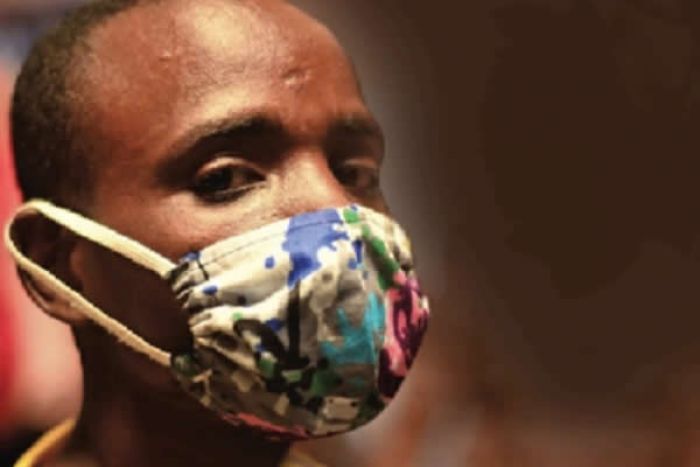 Covid-19: Máscaras de pano africano protegem do coronavírus e dão cor às ruas de Luanda