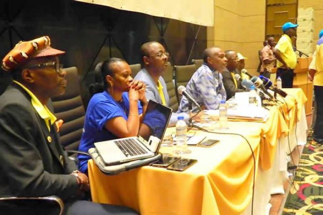 Oito dos 16 deputados da CASA-CE passam a independentes