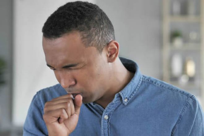 Direcção de Saúde Pública alerta que surto de tosse e irritações na garganta pode ser covid-19