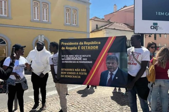 Uma dezena de angolanos critica presença de PR João Lourenço nas comemorações de 25 de abril