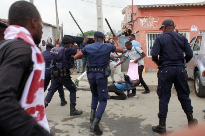Manifestantes angolanos dizem que aumentou repressão. A polícia desmente