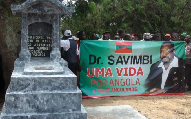 Especialistas avaliam ossadas de Jonas Savimbi