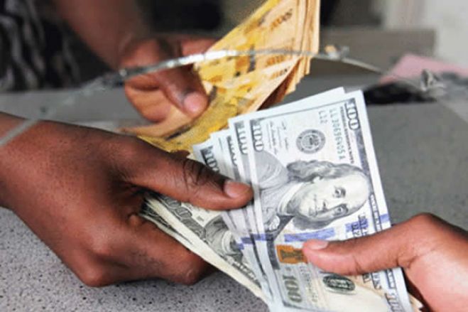 BNA decide mexer no câmbio 5 meses depois de estar parado nos 912 Kwanzas por dólar