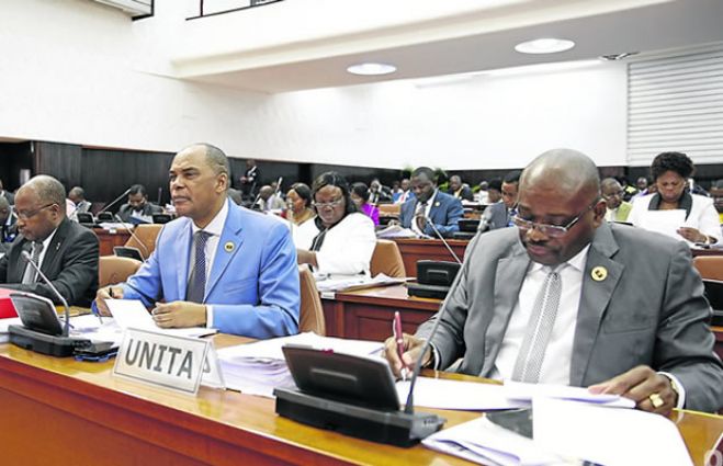 UNITA pode abandonar o Parlamento