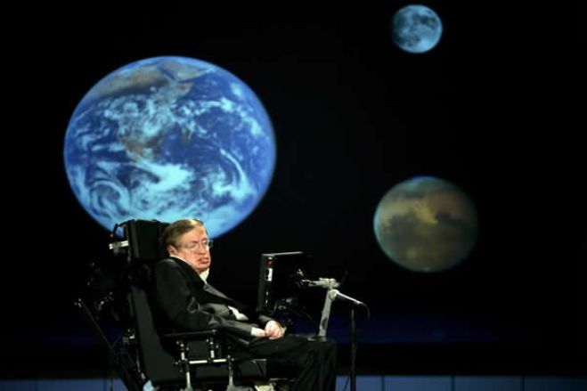 Físico britânico Stephen Hawking morre aos 76 anos