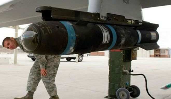 O Hellfire é um míssil guiado a laser e pode ser disparado a partir de helicópteros ou drones