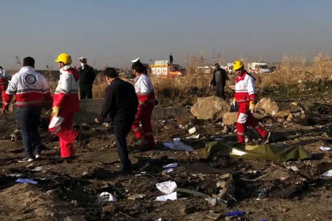 Após retaliação do Irã aos EUA, avião com 170 passageiros cai em Teerã