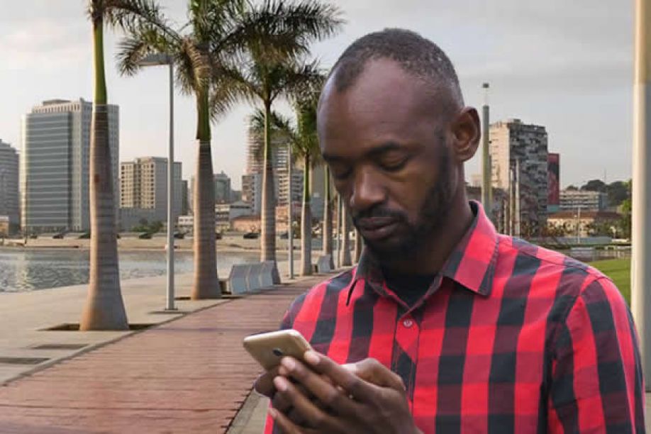 O avanço das eras no mundo e o deus estrangeiro pelo qual os Africanos esperam.