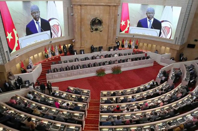 Salários dos deputados equivalem agora a 20 salários mínimos nacionais