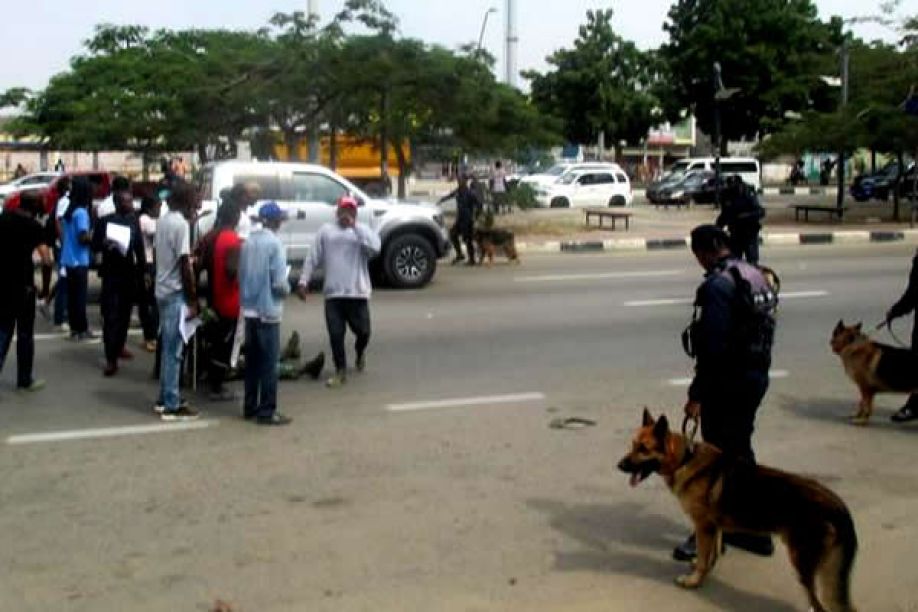 Polícia angolana reprime com violência marcha por Inocêncio de Matos em Luanda