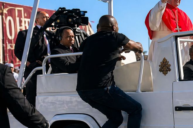 Papa/Angola: Ministro atribui a "excesso de entusiasmo" rutura do cordão de segurança