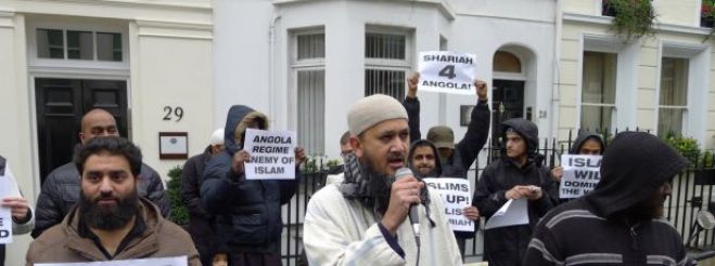 Muçulmanos britânicos manifestam-se junto a embaixada angolana