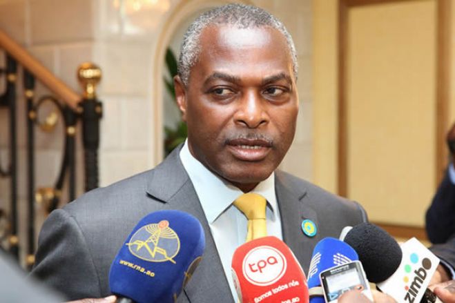 Abel Chivukuvuku diz que o seu afastamento na liderança da coligação angolana CASA-CE &quot;é ilegal&quot;