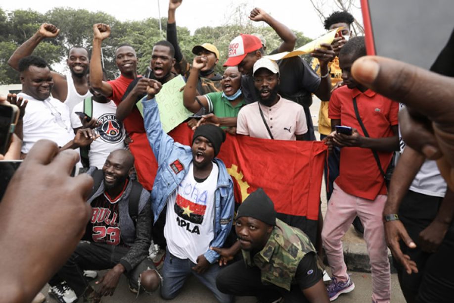 Angolanos vão marchar contra subsídios dos deputados