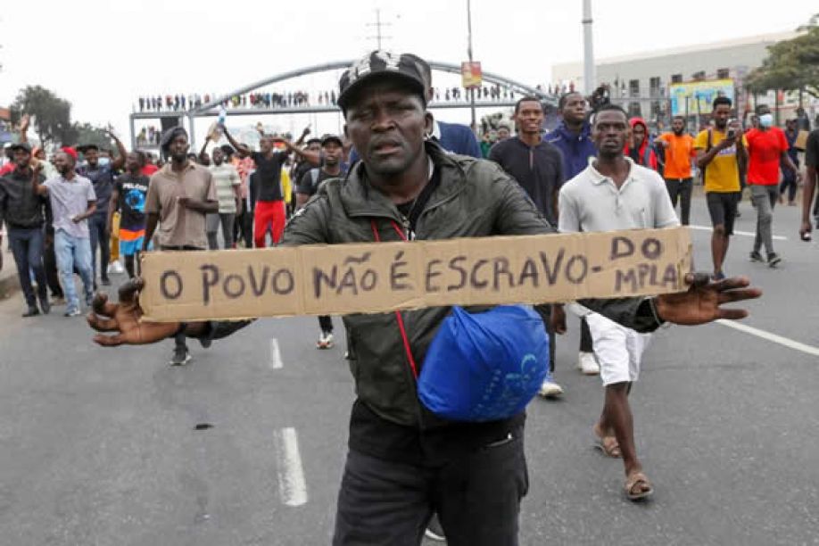Contestação dos &quot;revús&quot; em Angola expôs contradições do regime - investigador