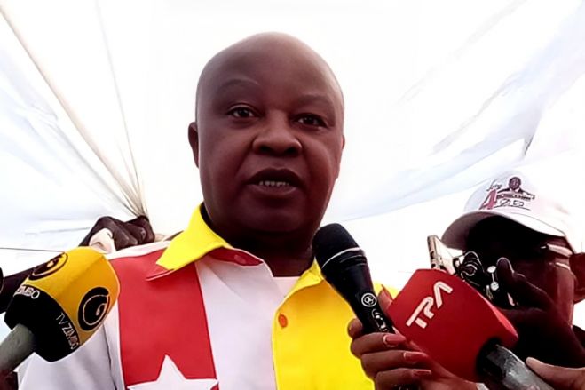 Presidente da FNLA acusa ex-líder Ngola Kabango de financiar militantes para criação de outra ala